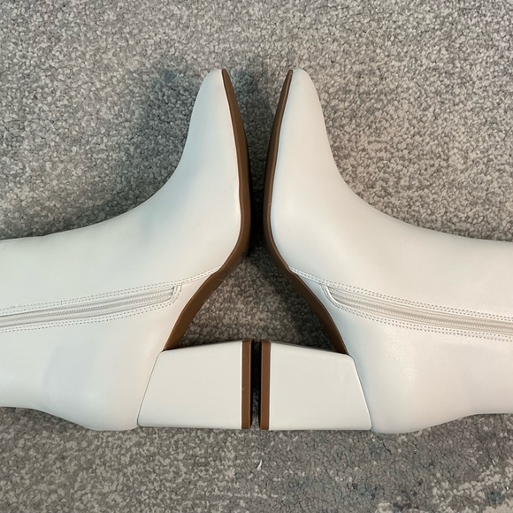 Journee Collection Tabbie Ankle Bootie in White - Size 8.5 (NWOB) - Picture 8 of 9